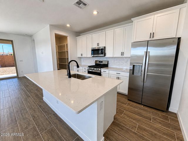 8015 W EATON Road, Phoenix, AZ 85035