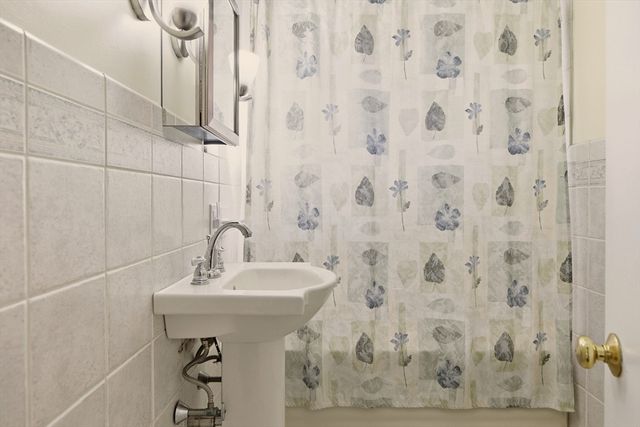 1282 East Rd, Tiverton, RI 02878