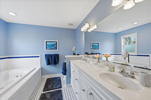 356 69th Street N, Mahtomedi, MN 55115