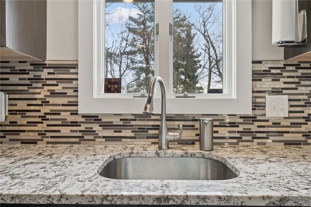 641 Longvue Dr, Chartiers, PA 15342