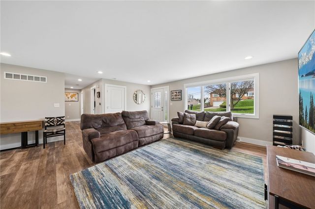 641 Longvue Dr, Chartiers, PA 15342