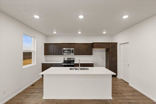 704 E 4th St, Deer Park, WA 99006