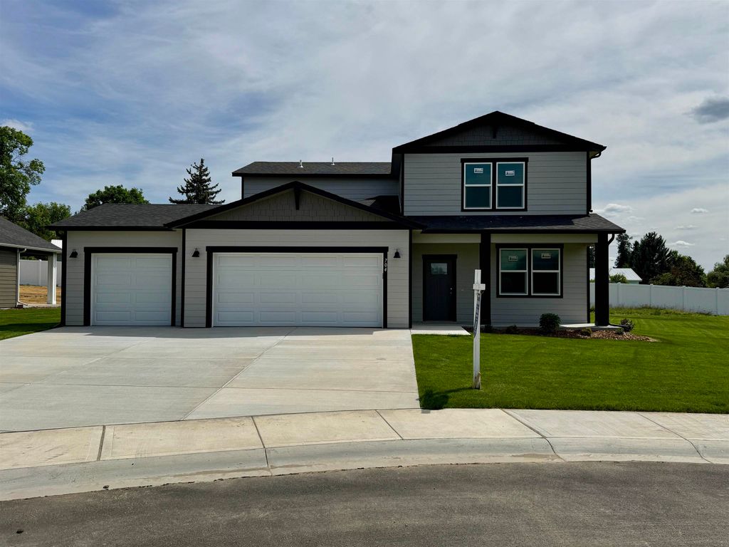 704 E 4th St, Deer Park, WA 99006