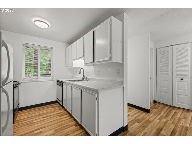 14095 Sw WALKER Rd 95, Beaverton, OR 97005
