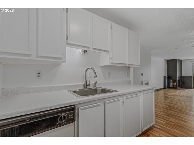 14095 Sw WALKER Rd 95, Beaverton, OR 97005