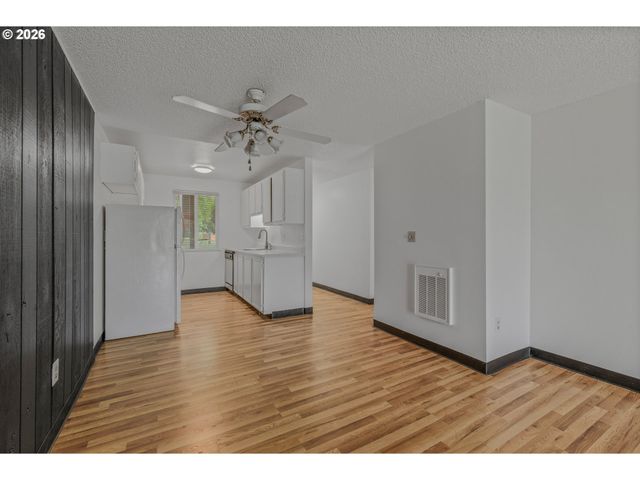 14095 Sw WALKER Rd 95, Beaverton, OR 97005