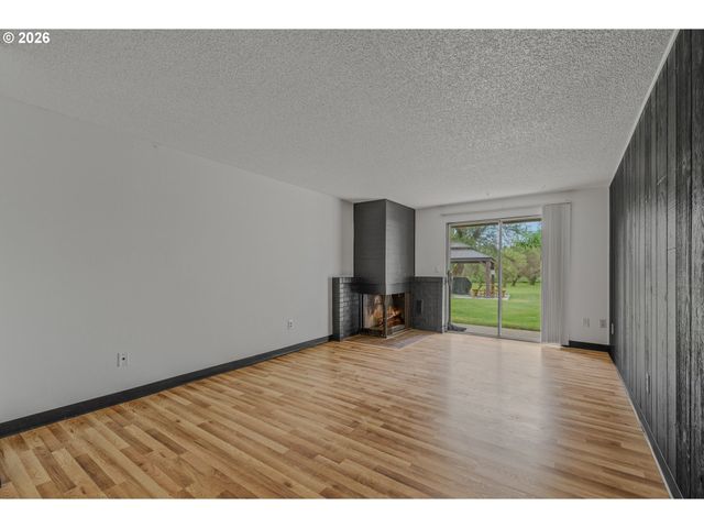 14095 Sw WALKER Rd 95, Beaverton, OR 97005