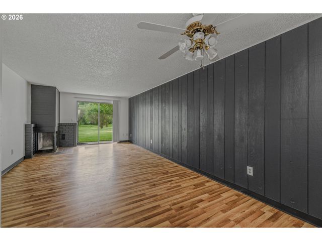 14095 Sw WALKER Rd 95, Beaverton, OR 97005