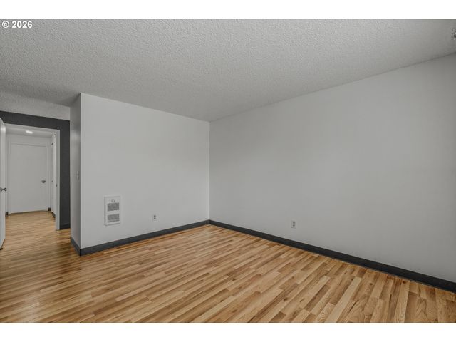 14095 Sw WALKER Rd 95, Beaverton, OR 97005