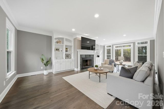 3916 2nd Street Drive NW, Hickory, NC 28601