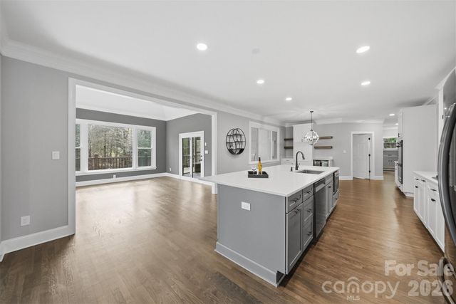 3916 2nd Street Drive NW, Hickory, NC 28601