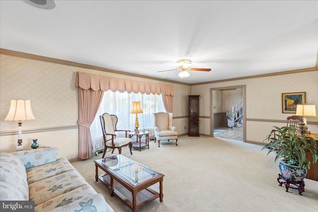 930 HICKORY HILL LN, York, PA 17402