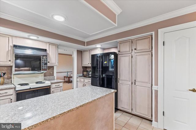 930 HICKORY HILL LN, York, PA 17402