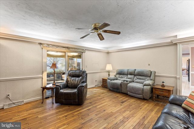 930 HICKORY HILL LN, York, PA 17402