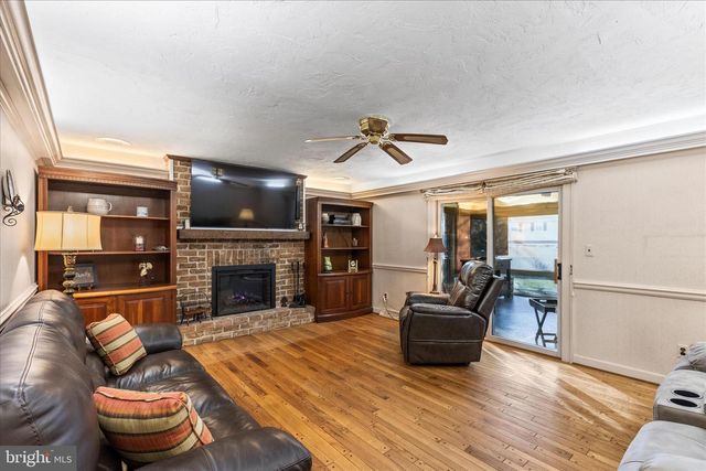 930 HICKORY HILL LN, York, PA 17402