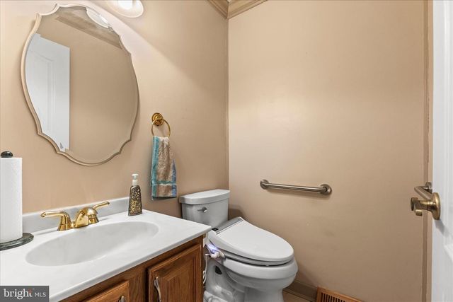 930 HICKORY HILL LN, York, PA 17402