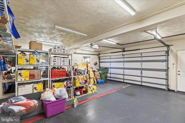 930 HICKORY HILL LN, York, PA 17402