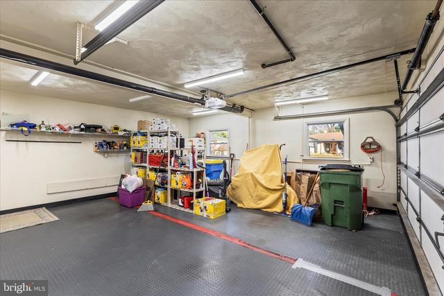 930 HICKORY HILL LN, York, PA 17402