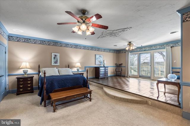 930 HICKORY HILL LN, York, PA 17402