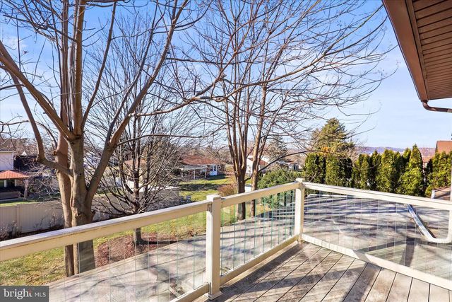 930 HICKORY HILL LN, York, PA 17402