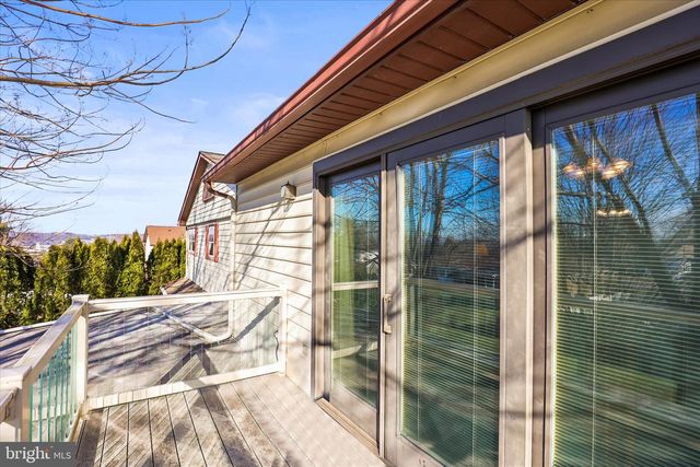 930 HICKORY HILL LN, York, PA 17402