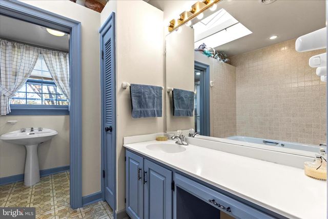 930 HICKORY HILL LN, York, PA 17402