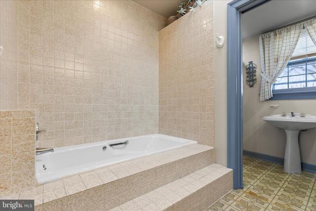 930 HICKORY HILL LN, York, PA 17402