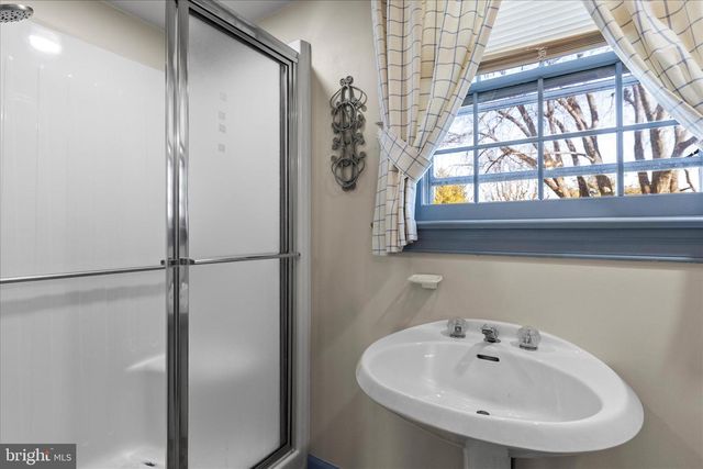 930 HICKORY HILL LN, York, PA 17402