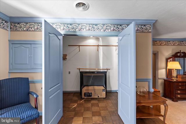 930 HICKORY HILL LN, York, PA 17402