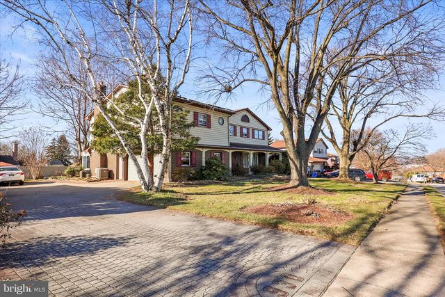 930 HICKORY HILL LN, York, PA 17402