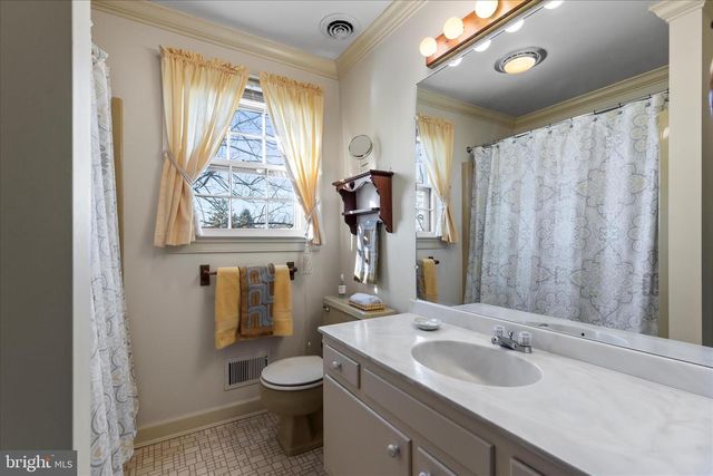 930 HICKORY HILL LN, York, PA 17402