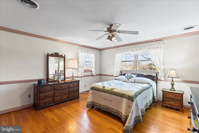 930 HICKORY HILL LN, York, PA 17402