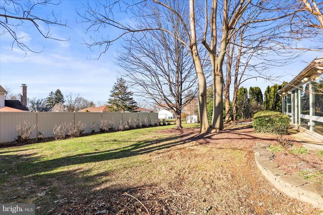 930 HICKORY HILL LN, York, PA 17402