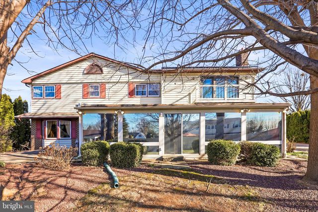 930 HICKORY HILL LN, York, PA 17402