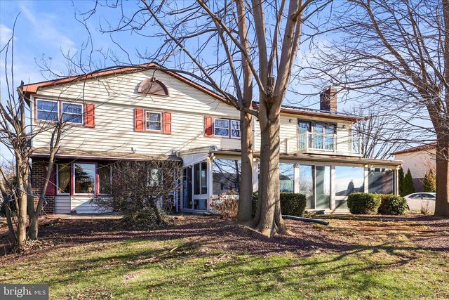 930 HICKORY HILL LN, York, PA 17402