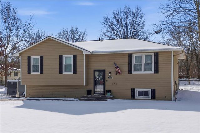 1610 SE Camelot Court, Oak Grove, MO 64075