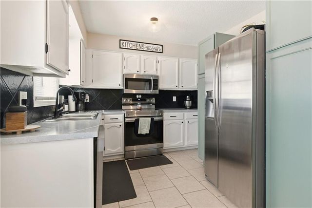 1610 SE Camelot Court, Oak Grove, MO 64075