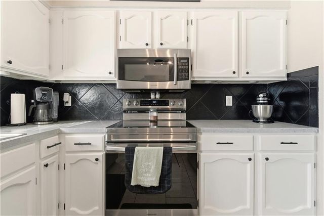 1610 SE Camelot Court, Oak Grove, MO 64075