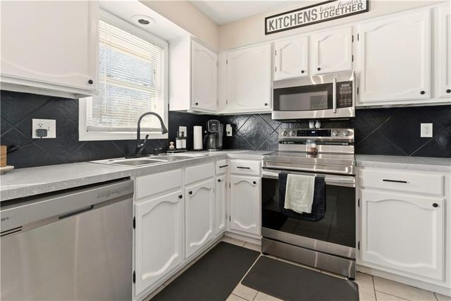 1610 SE Camelot Court, Oak Grove, MO 64075