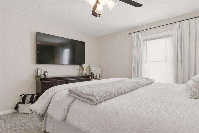 1610 SE Camelot Court, Oak Grove, MO 64075