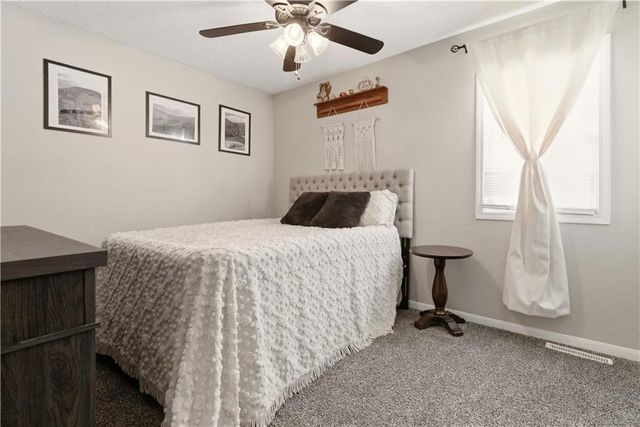 1610 SE Camelot Court, Oak Grove, MO 64075