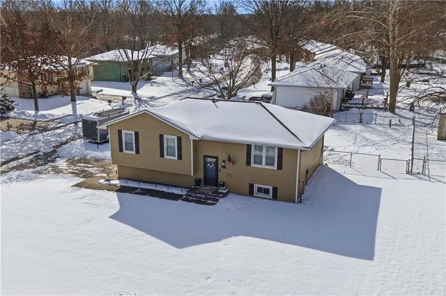 1610 SE Camelot Court, Oak Grove, MO 64075