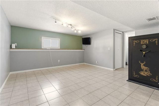 1610 SE Camelot Court, Oak Grove, MO 64075