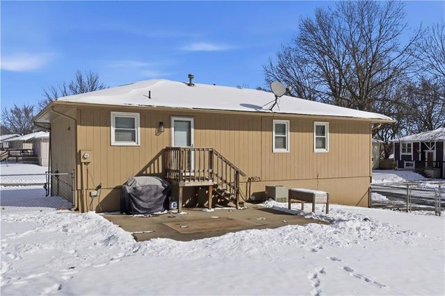 1610 SE Camelot Court, Oak Grove, MO 64075