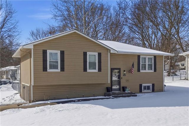 1610 SE Camelot Court, Oak Grove, MO 64075