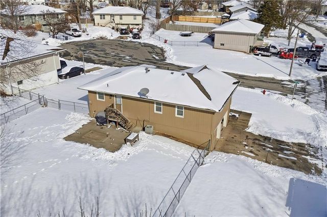 1610 SE Camelot Court, Oak Grove, MO 64075