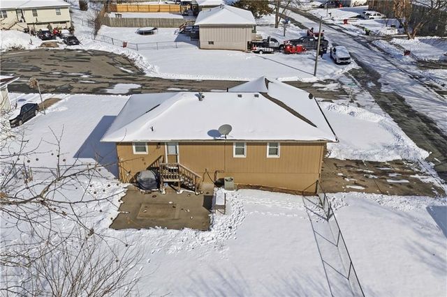 1610 SE Camelot Court, Oak Grove, MO 64075