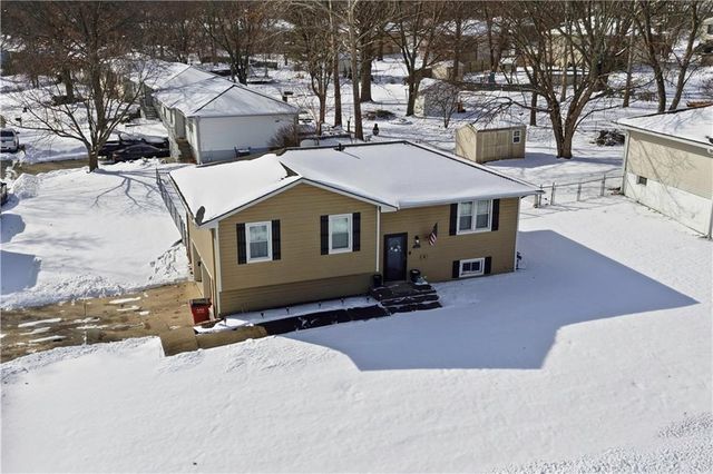 1610 SE Camelot Court, Oak Grove, MO 64075