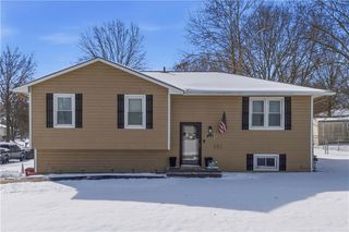 1610 SE Camelot Court, Oak Grove, MO 64075