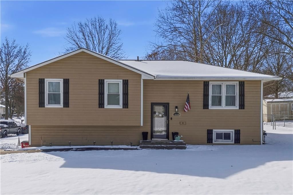 1610 SE Camelot Court, Oak Grove, MO 64075